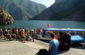 Albánie: trajekt přes jezero Komanit