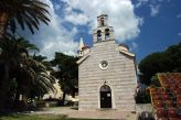 Budva - kostel se zvonicí