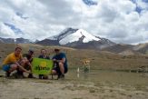 Socha Rinpočeho v jezírku, v pozadí Kangyaze (6400m)