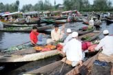 Srinagar - ranní trh se zeleninou na jezeře