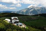 Raxalpe - Otto Haus, v pozadí Schneeberg