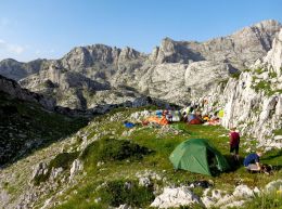 Táboření ve skalnatém Prokletije