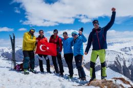 Na vrcholu Başet Tepesi (3664 m)