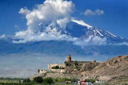 Arménie - klášter Khor Virap a masív Ararat