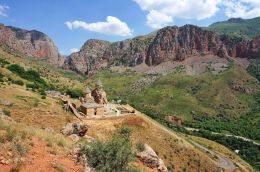 Klášter Noravank z ptačí perspektivy 