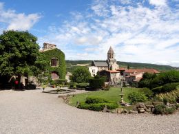 Románský kostel Saint-Nectaire