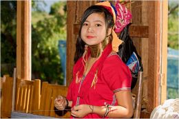 Ženy karenského etnika si krky zdobí zlatými kruhy 