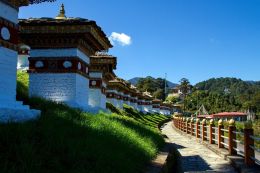 Stúpy v sedle Dochula Pass (3100 m n.m.)