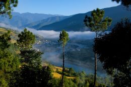 Údolí řeky Mo Chhu a městečko Punakha