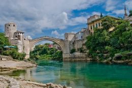 Mostar - starý most nad řekou Neretvou