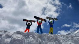 Bulharsko - mladí snowboarďáci nad chatou Bezbog