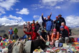 Společné foto v sedle Kangmaru La (5100 m)