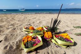 Typické balijské obětiny tvoří součást každodenního hinduistického rituálu uctívání, nazývaného púdža