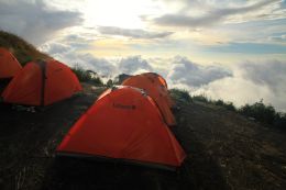 Tábor na hraně vulkánu Rinjani