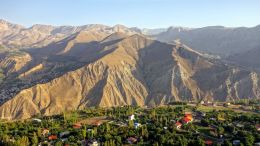 Írán - výhled z vesnice Rineh na masiv Ebrat