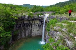 Istrie - jezero s vodopádem Slap