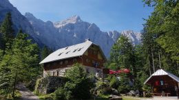 Chata Aljažev dom v dolině Vrata