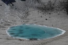 Jezírko v kráteru Mutnovské sopky