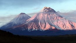 Nejvyšší aktivní sopka Euroasie – Ključevskaja (v pozadí) a sopka Bezymjannyj