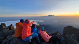 Ranní výhled z Mt. Meru na Kilimanjaro