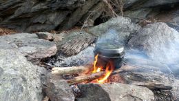 Připrava jídla na ohni