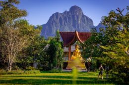 Socha Buddhy poblíž města Vang Vieng
