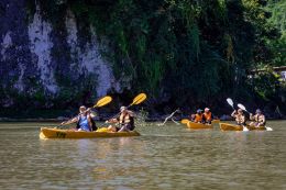Plavba po řece Nam Song nedaleko Vang Vieng