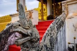 Vientiane - socha mýtických Nágů u stúpy Pha That Luang