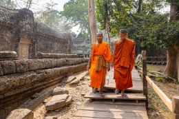 Kambodža  - mniši v chrámu Tha Prohm