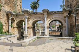 Kale Kapısı Burcu v Antalyi