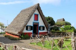 Santana a pastevecký trojúhelníkový domek zvaný "palheiros"