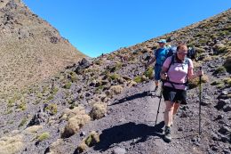 Sestup do osady Tacheddirt (2400 m)