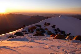 Stanové městečko nad chatou Gouter