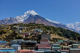 Namche Bazaar a hora Thamserku