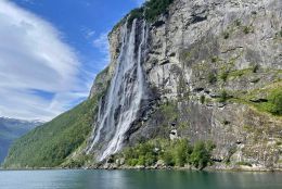 Geirangerfjord a vodopád Sedm sester