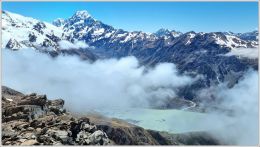 Pohled z hrany nad chatou k hřebeni Mount Cook a jezeru Mueller