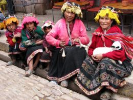 Indiánky v tradičních oděvech