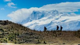 Pohled na Cordillera Blanca od laguny Vilcacocha