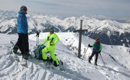 Vrcholové foto splitboardově-skialpinistické skupiny na Schreinlu (2154 m)