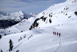 Planneralm - stoupání kolem zamrzlého a sněhem zasypaného Plannersee