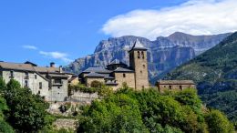 Krásné kamenné domy a kostelík v Torle (Ordesa)