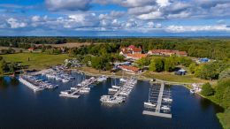 Marina na jezeře Sztynorkie v oblasti Mazurských jezer