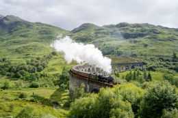 Železniční viadukt Glenfinnan známý z Harryho Pottera