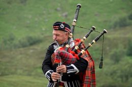 Dudák v tradičním skotském oděvu