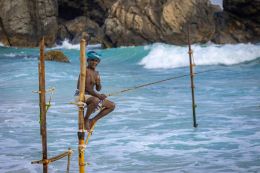 Rybář na kůlu nedaleko města Mirissa.