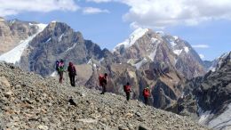 Cestou do sedla Čimtarga, v pozadí hory Malá a Velká Ganza