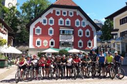 Před radnicí v Saalfelden