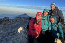 Východ slunce na Pico de Teide (3718 m) a jeho až 200 km dlouhý stín