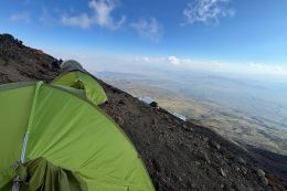 Výhled ze stanu ve výškovém táboře (4100 m)