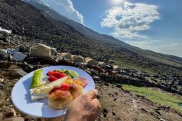 Snídaně šampionů v základním táboře (3300 m)